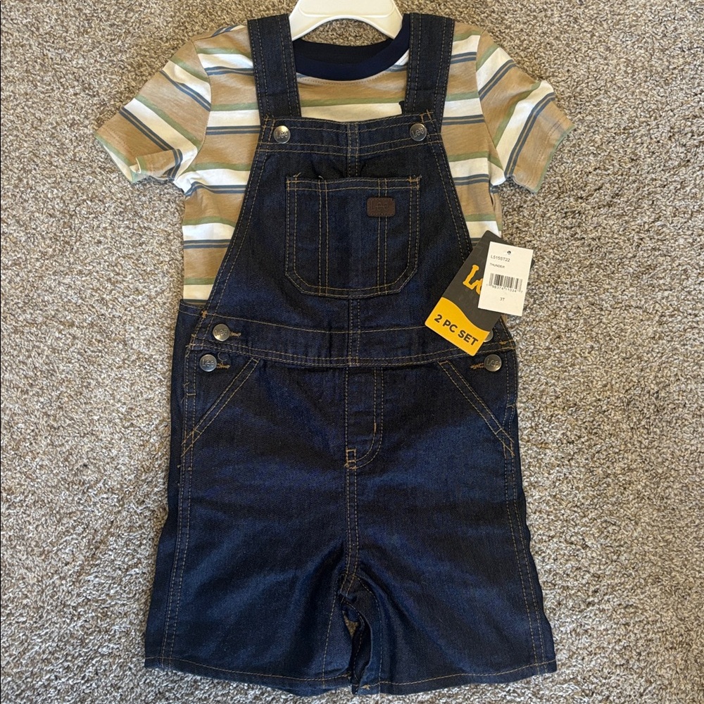 Levi's Kids Dark Blue Denim Overall short set. Snaps at bottom. Size 3T.